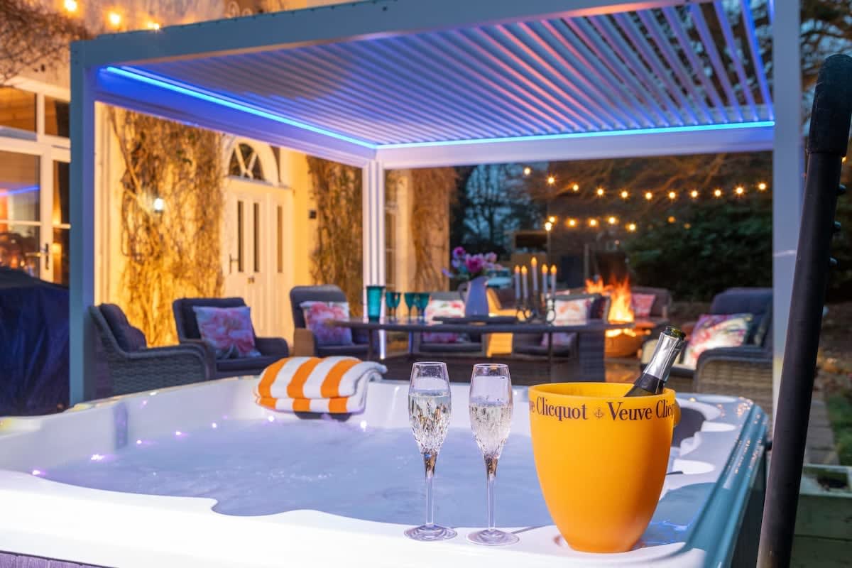 Meadow Manor for 18 Guests image 2